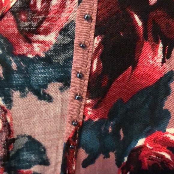 Floral studded open back top - Picture 4 of 4